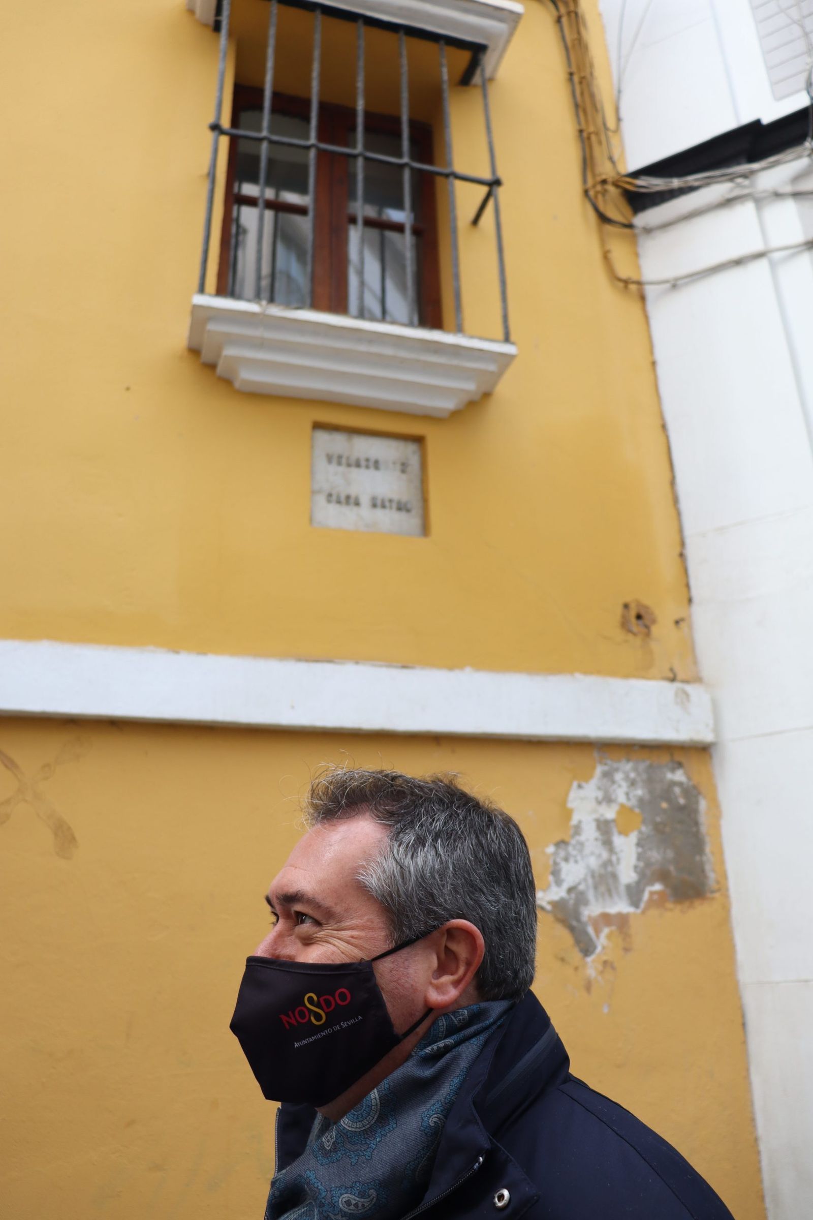 El alcalde, Juan Espadas, durante la visita.