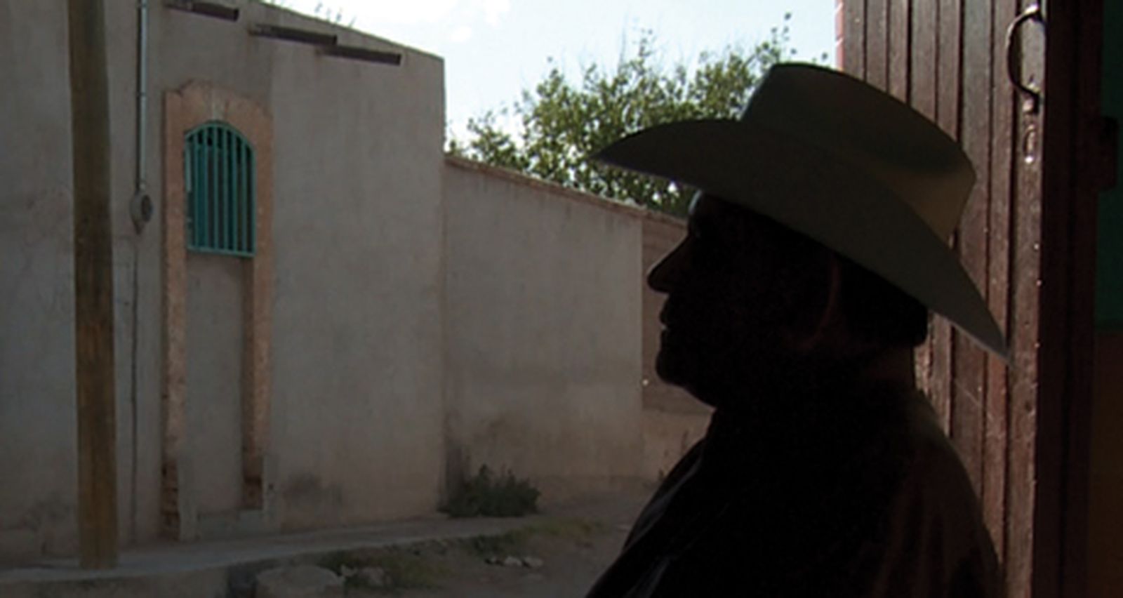 El milagro del Papa

En 1990, en ocasión de un viaje de Juan Pablo II a México, el Papa fue protagonista de un (aparente) milagro: la sanación de un niño, enfermo de leucemia. Veinte años después, el director se pregunta qué fue de aquel niño; y el resultado de la búsqueda es un retrato humano, casi demasiado humano, de un personaje otrora público, y la puesta en cuestión del supuesto milagro.