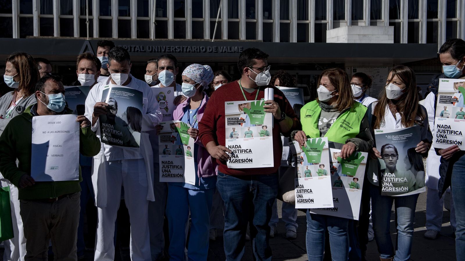 Concentración de protesta por la agresión en las puertas del hospital.