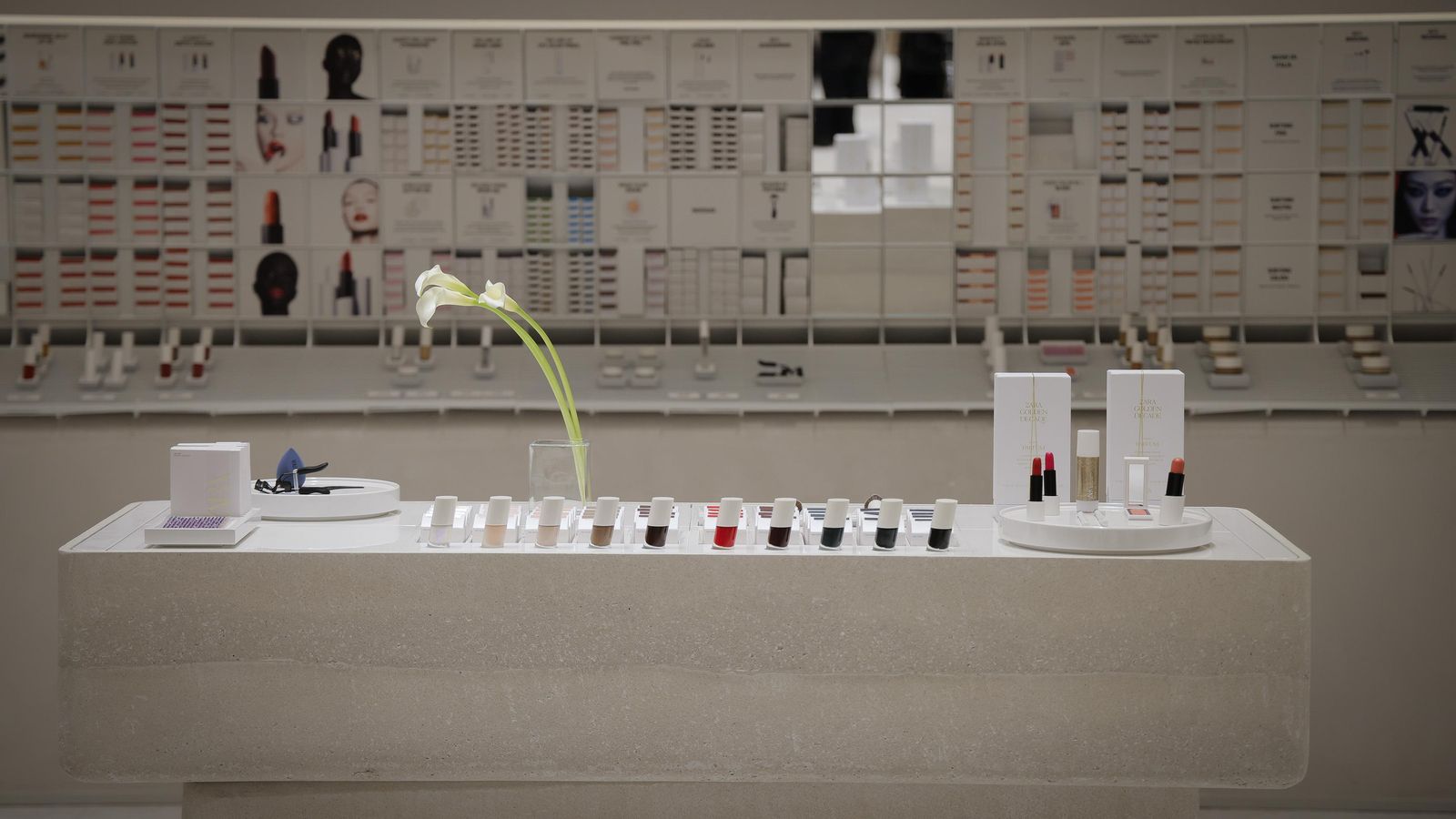 Sección de cosmética y belleza en la nueva tienda de Zara en la Plaza del Duque.