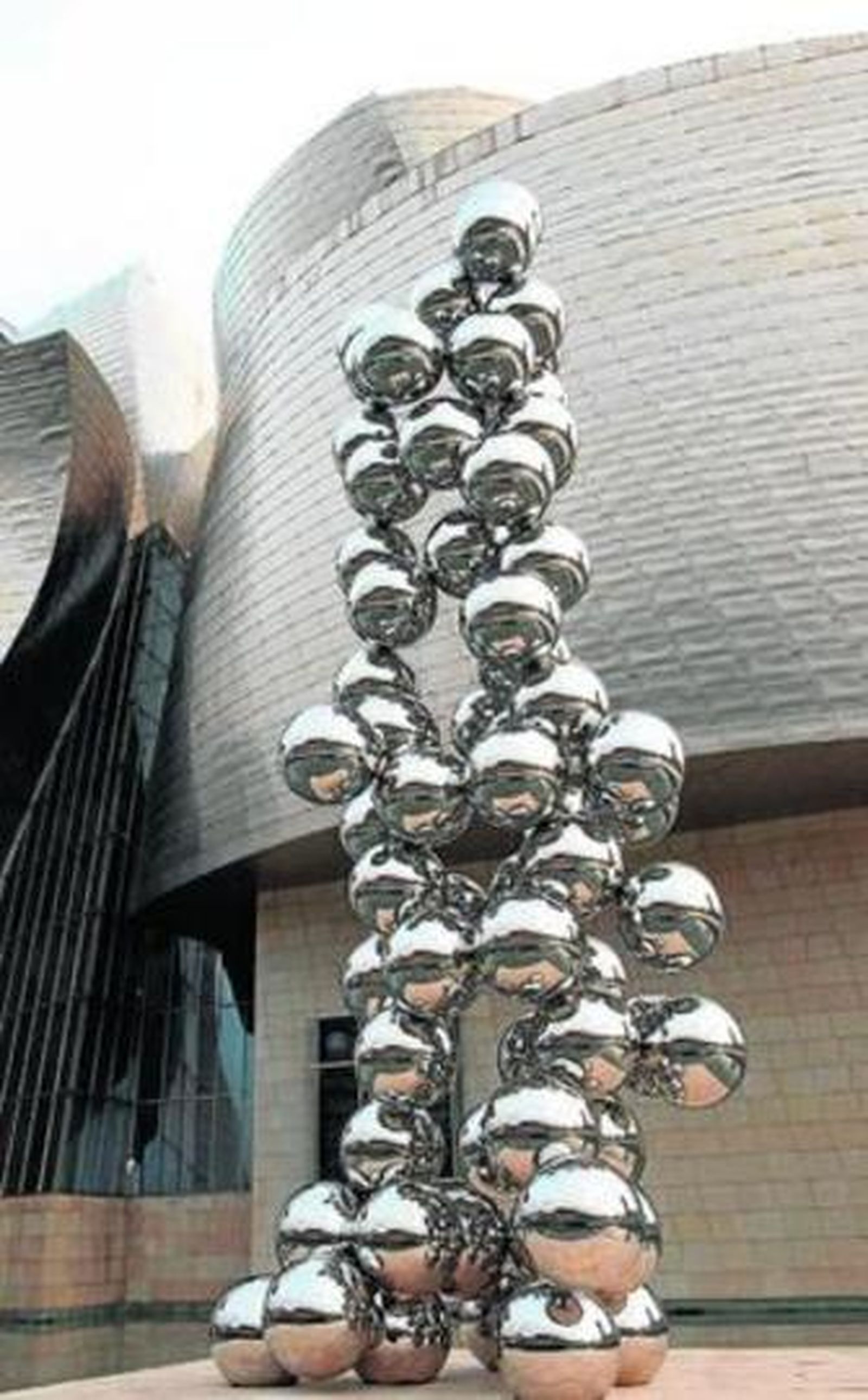 1. 'El gran árbol y el ojo', escultura de 14 metros de altura formada por esferas de acero y situada en el exterior del Guggenheim, junto a la ría bilbaína. 2. 'Disparos en el rincón', instalación en la que Kapoor ha diseñado y fabricado incluso el cañón, que dispara balas de cera de 10 kilos para conformar un paisaje del dolor. 3. 'Arena blanca, mijo rojo, muchas flores', creada en 1982. 4. Obra con tres partes de fibra de vidrio y pigmento, de la colección de la firma Prada en Milán.