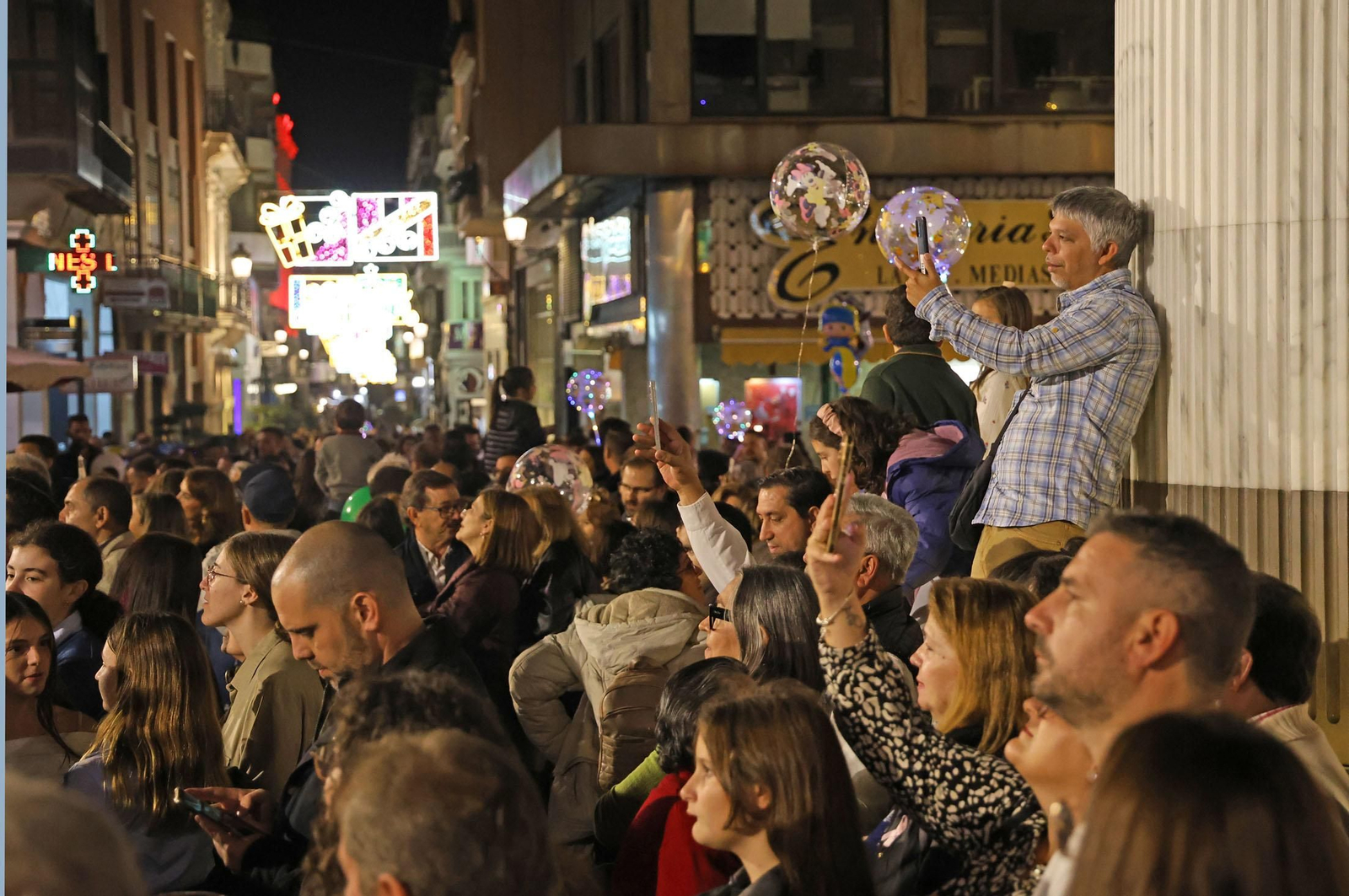 Imágenes de la nevada y alumbrado navideño en Huelva