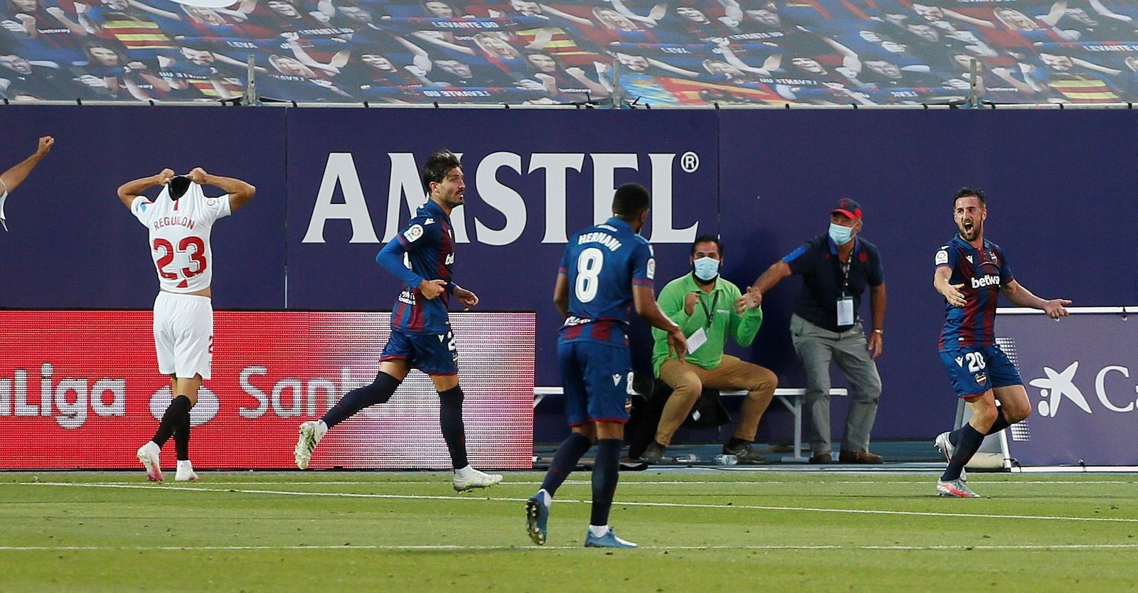 Reguilón se lamenta mientras Campaña, Hernani y Miramón celebran el autogol de Diego Carlos.
