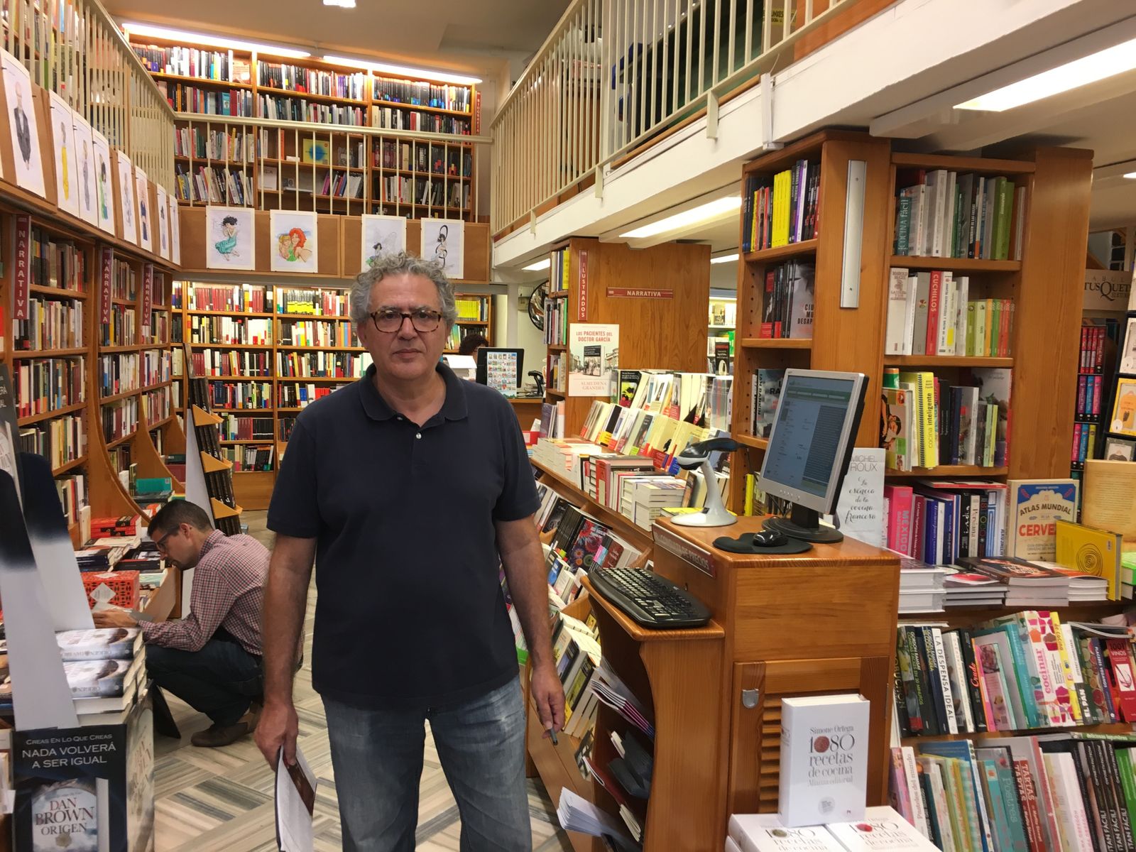 Juan Manuel Cruz posa en su librería.