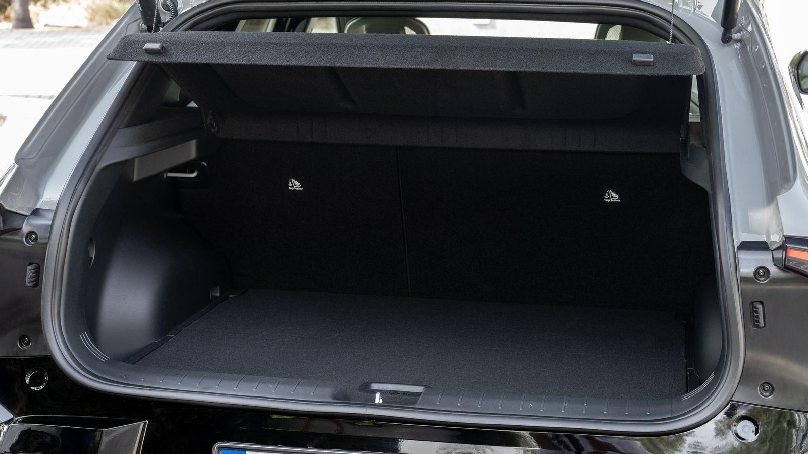 Para disponer de la máxima capacidad de carga posible sin sacrificar los asientos traseros hay que dejar en casa el piso móvil, bajo el que se sitúa un espacio de casi 70 litros.