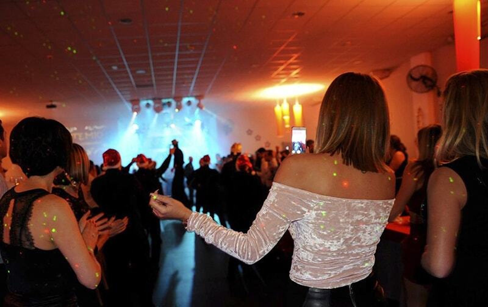 Un grupo de personas en una fiesta de Nochevieja