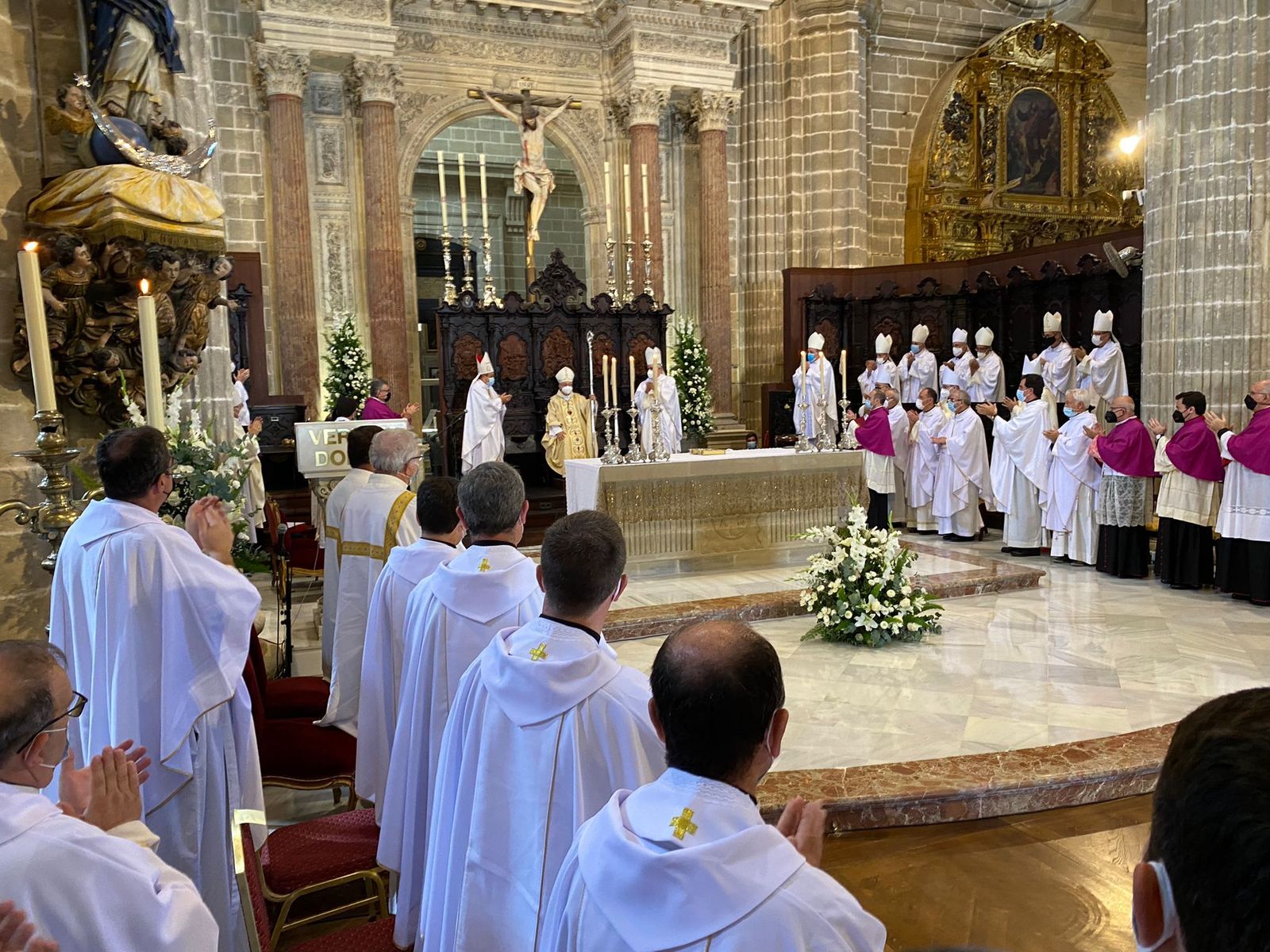 Un instante de la ceremonia que tiene lugar en la Catedral de Jerez