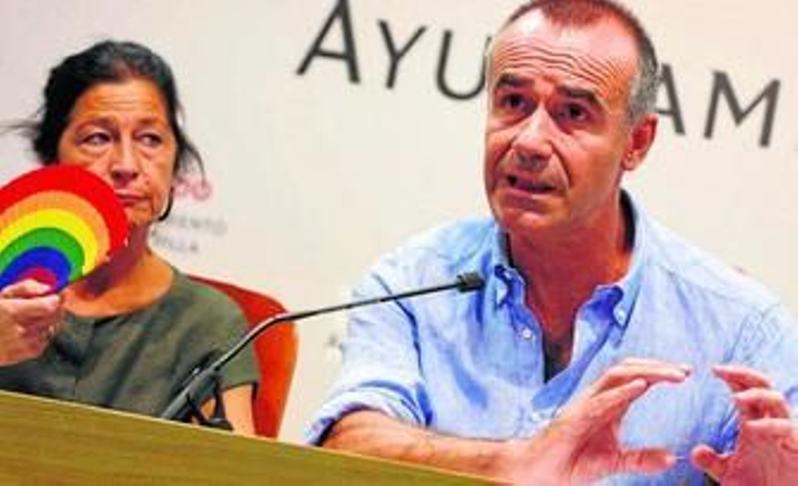 El concejal Antonio Muñoz habla a los periodistas mientras su colega Mercedes de Pablos se abanica.