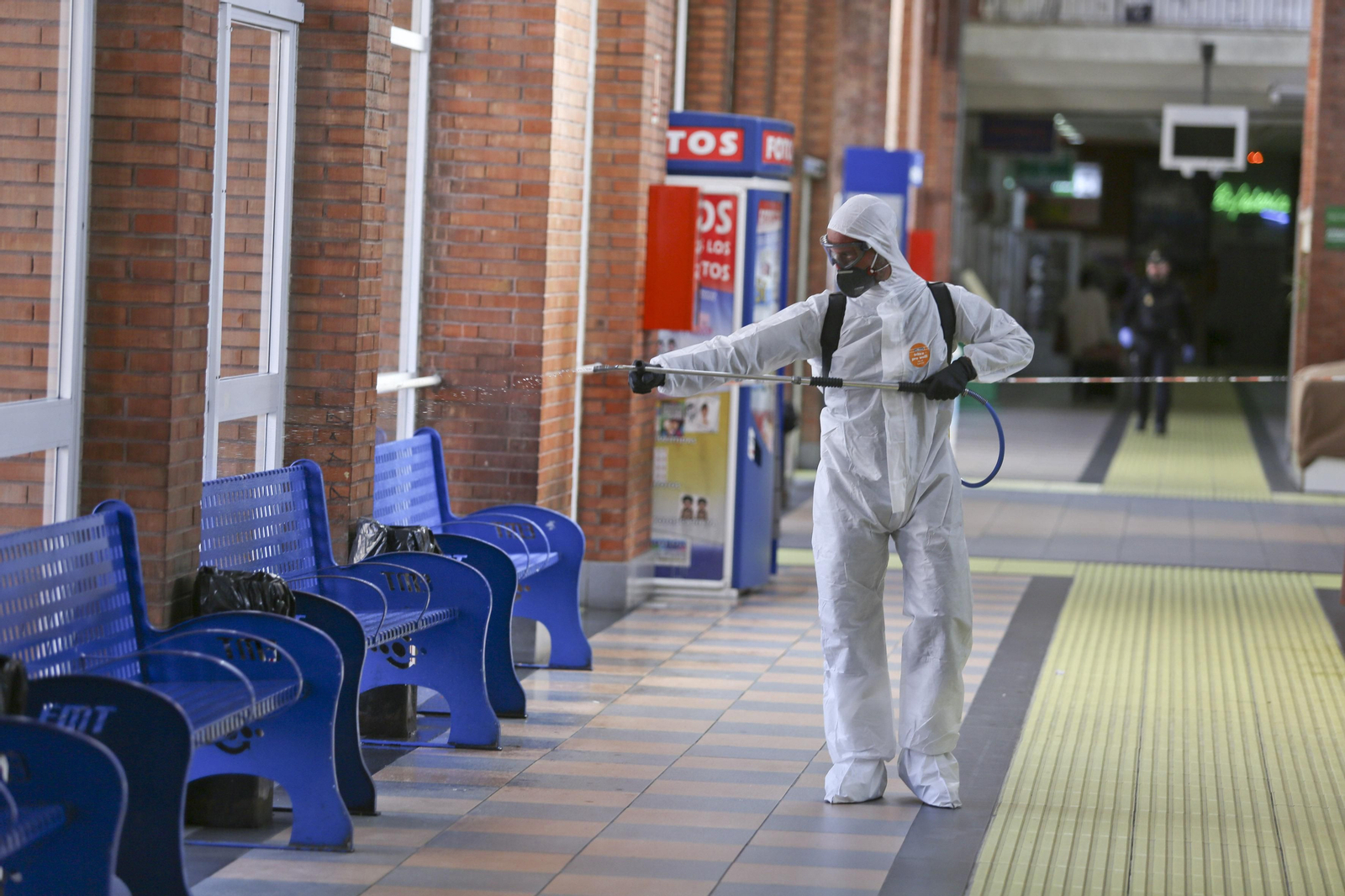 La UME desinfecta en Málaga la estación de autobuses y el puerto, en fotos
