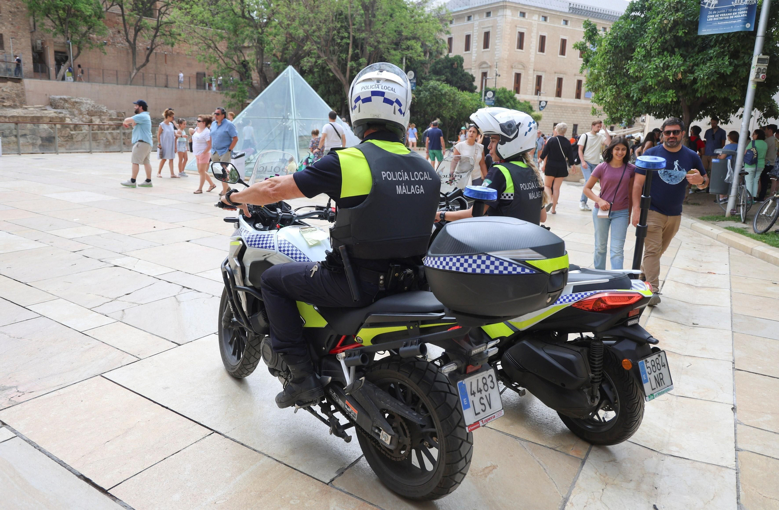Dos policías locales en el centro Imágenes de archivo