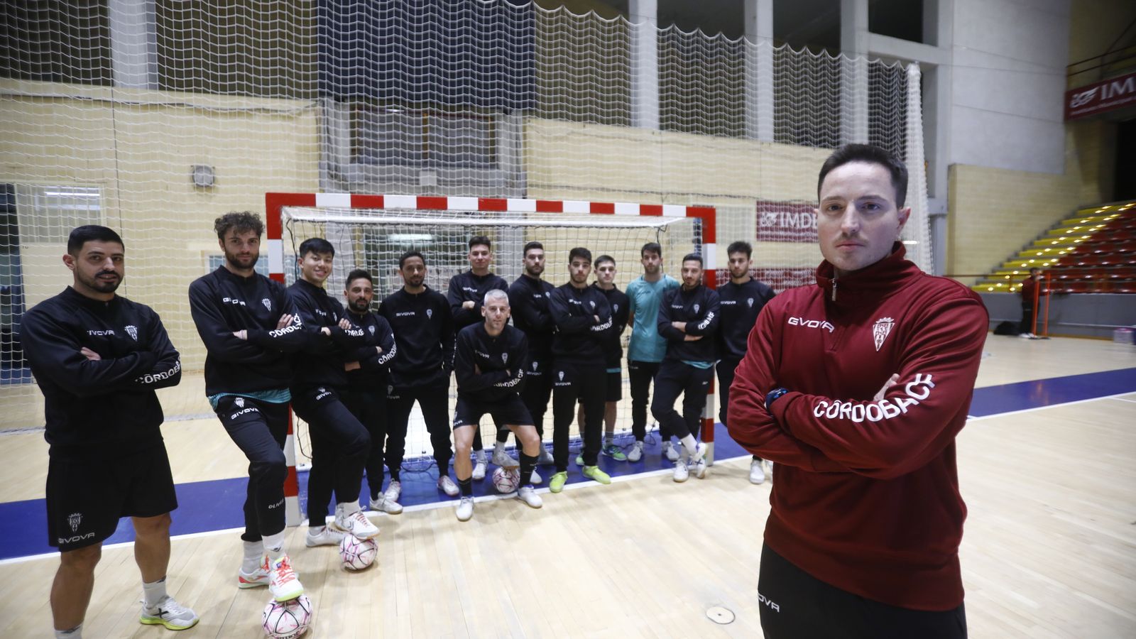 Nacho Osuna posa en Vista Alegre con la primera plantilla del Córdoba Futsal.