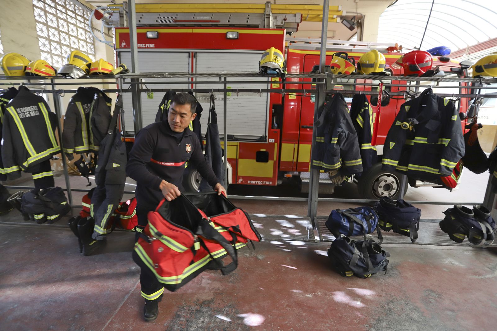 Liang, el bombero chino, en el parque central de Martiricos