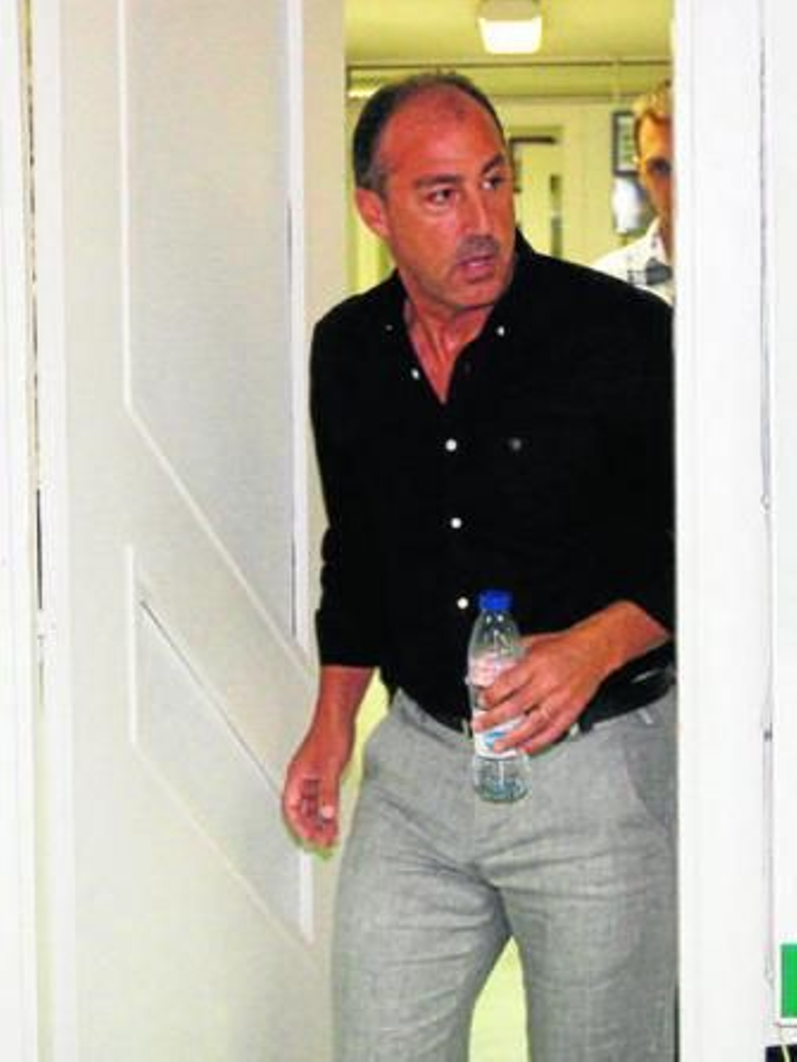 Luna Eslava se dispone a entrar en la sala de prensa. Luna Eslava se dispone a entrar en la sala de prensa.