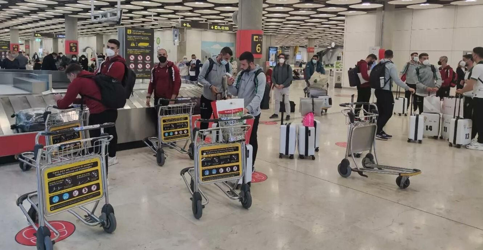La expedición del Córdoba CF recoge sus maletas tras llegar a Madrid.