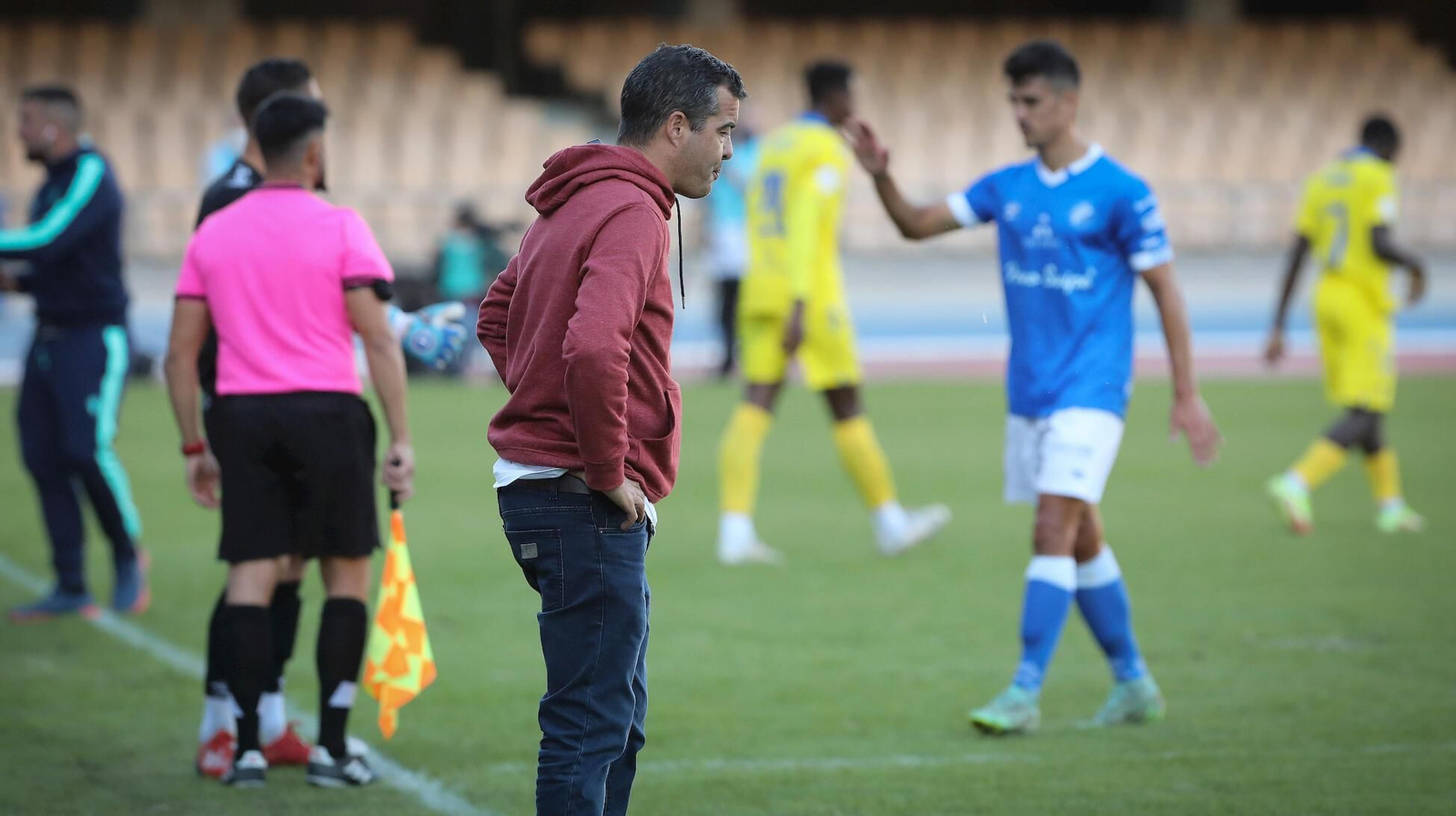 Pérez Herrera, pensativo en la banda en un partido en Chapín.