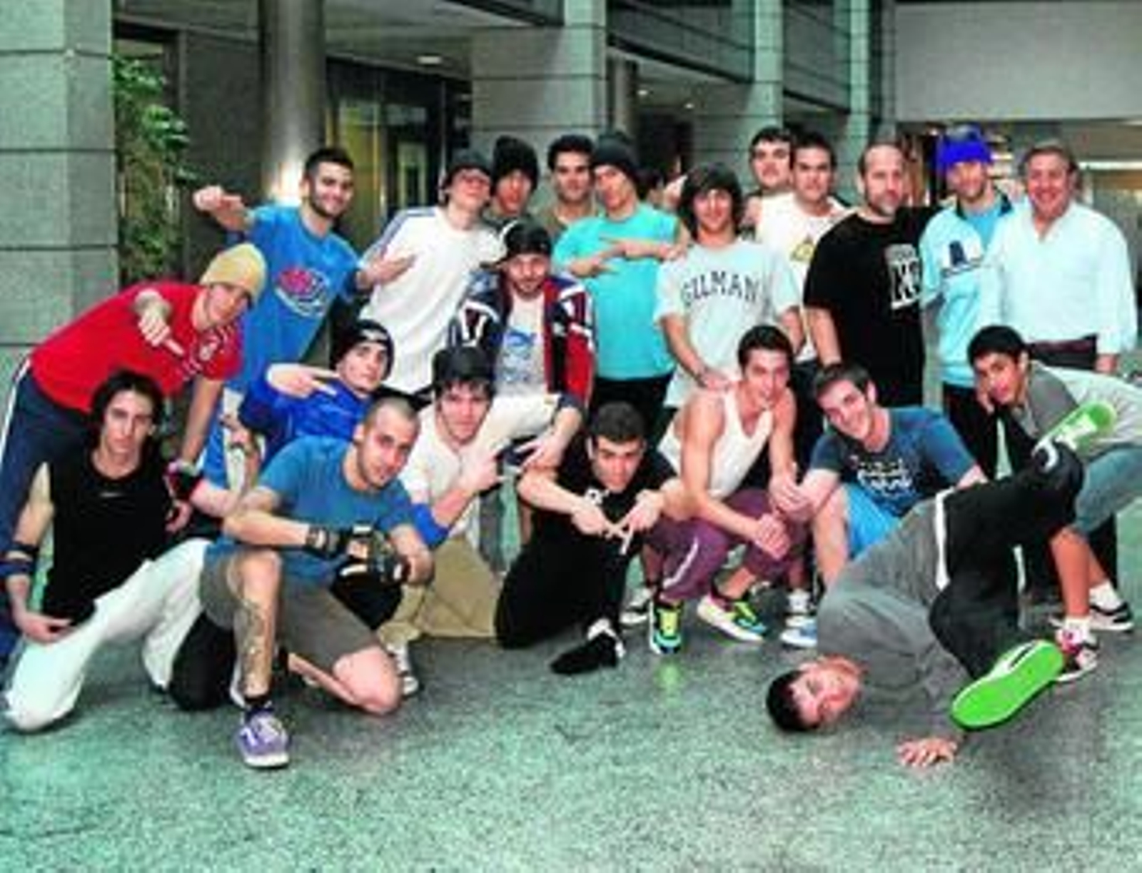 Zoido posa con los jóvenes bailarines después de una exhibición.