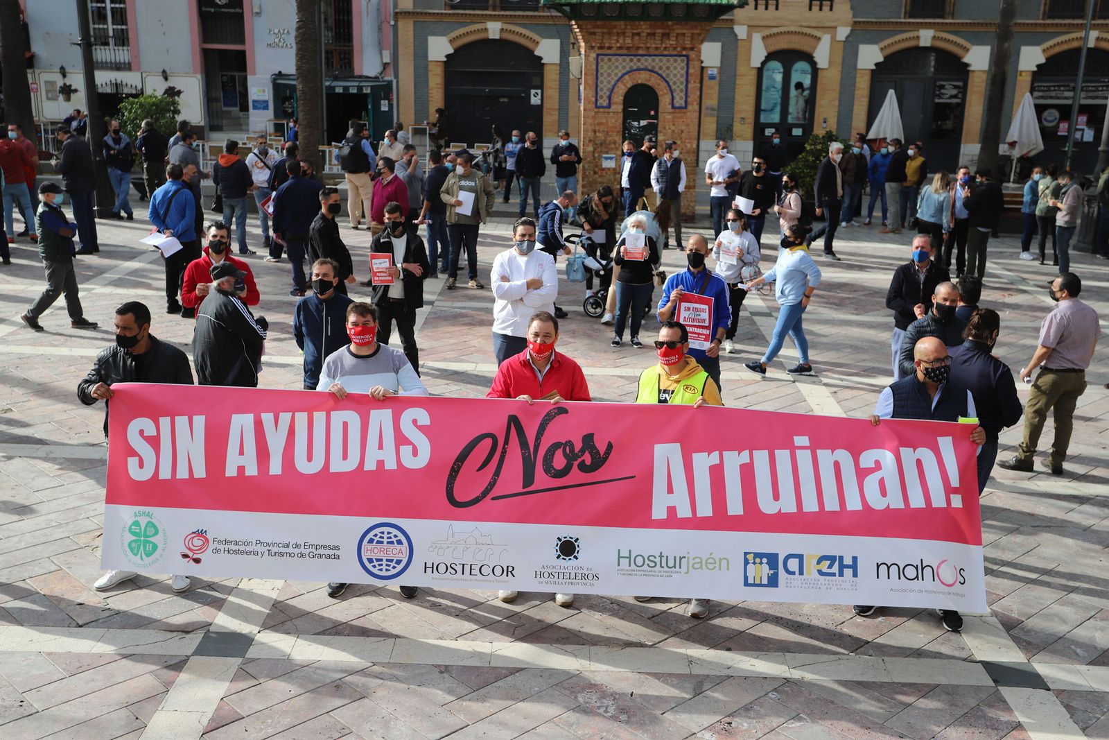 Imágenes de la concentración de los hosteleros de Huelva para reclamar ayudas.