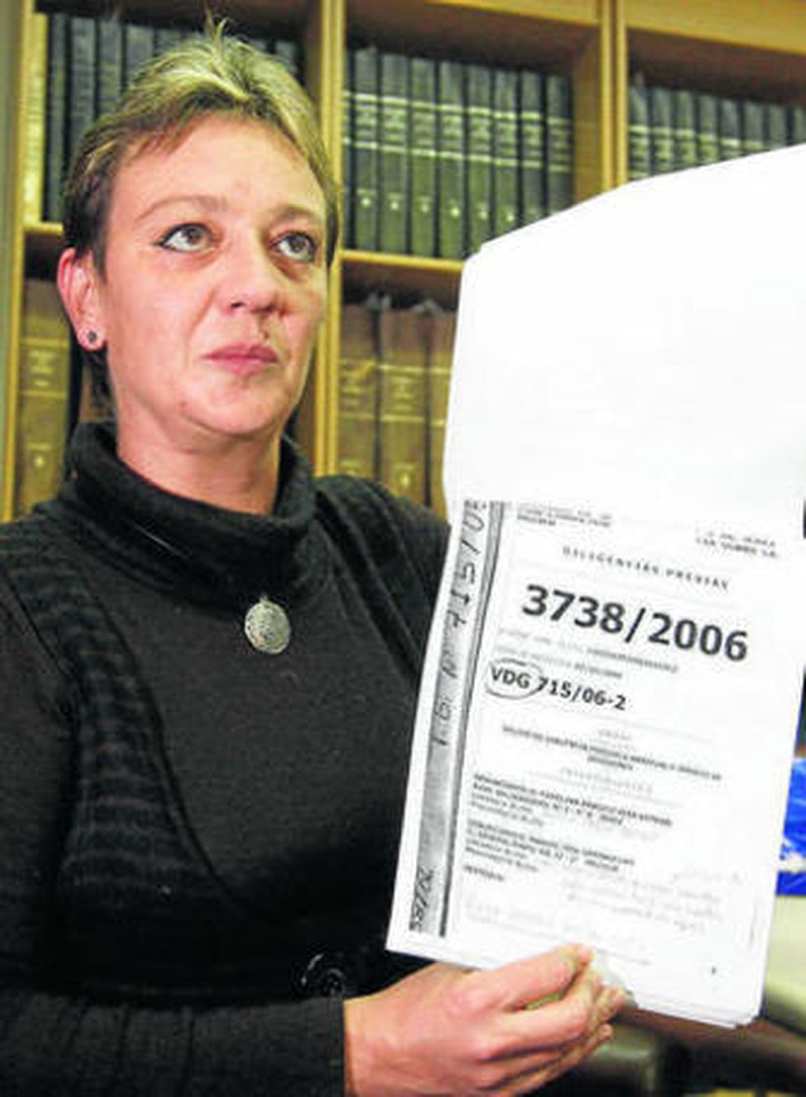 Carolina muestra una de las denuncias a su ex pareja, ayer.