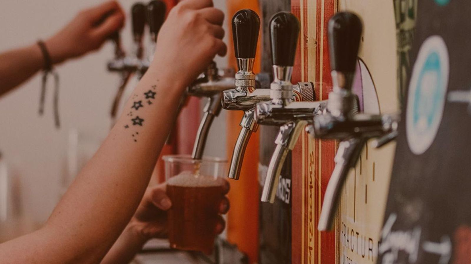 Adopta un bar, leñe: si te vas a tomar la caña de todas formas.