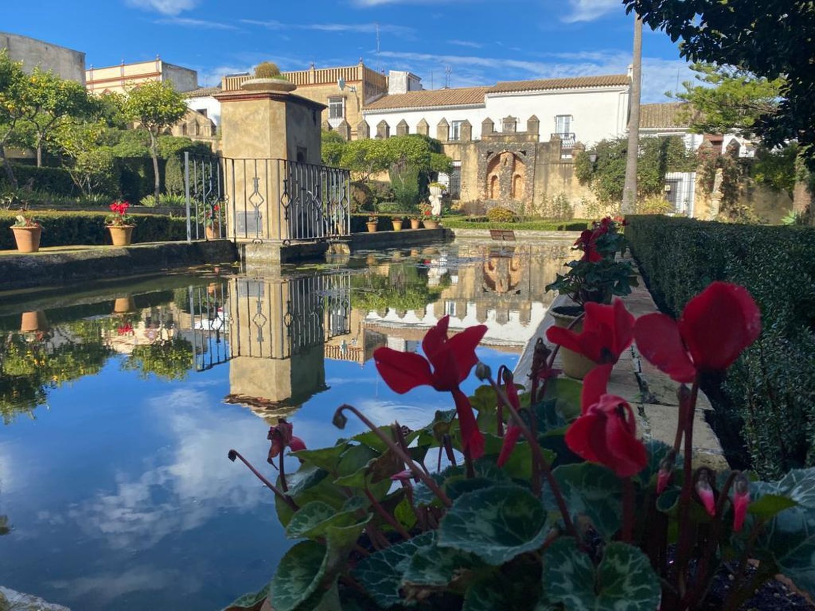Una vista del jardín del castillo palacio de los Ribera.