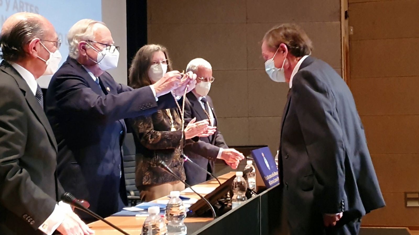 Momento en el que se le impone la medalla de académico.