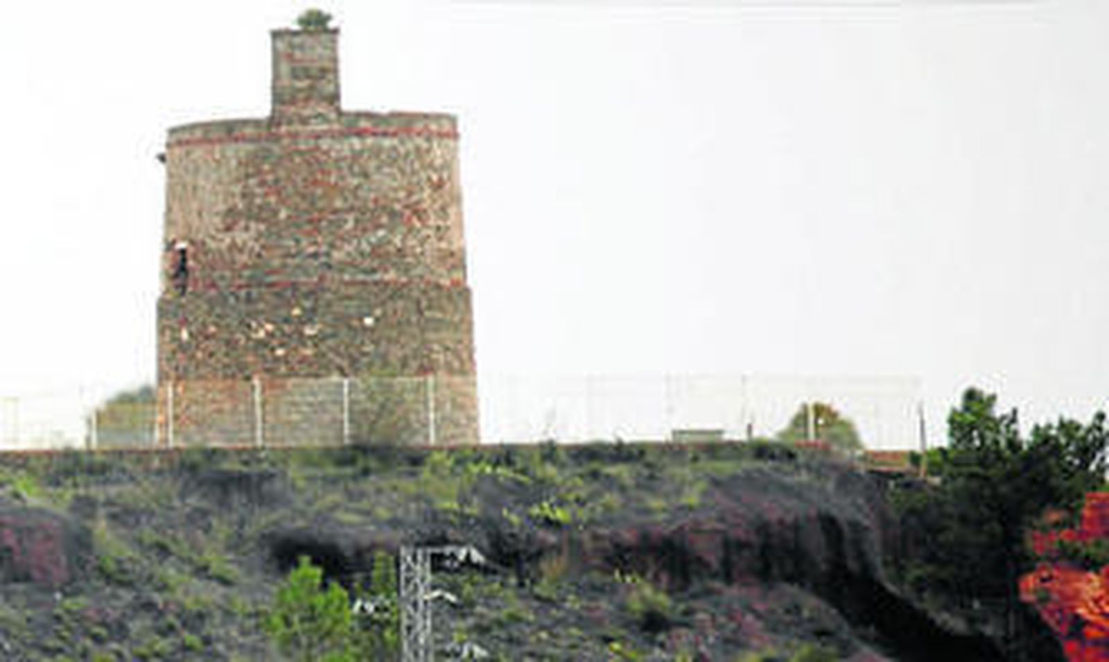 La torre fue alzada entre finales del XVI y principios del XVII.