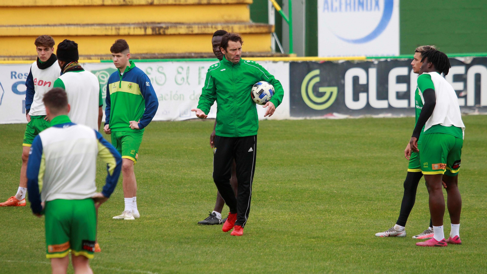 Keko Rosano dirige un entrenamiento de la Unión en el San Rafael.