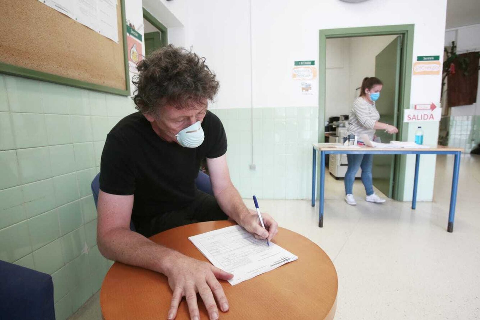 Un padre rellena un impreso de matriculación en el CEIP Celestino Mutis de Cádiz.