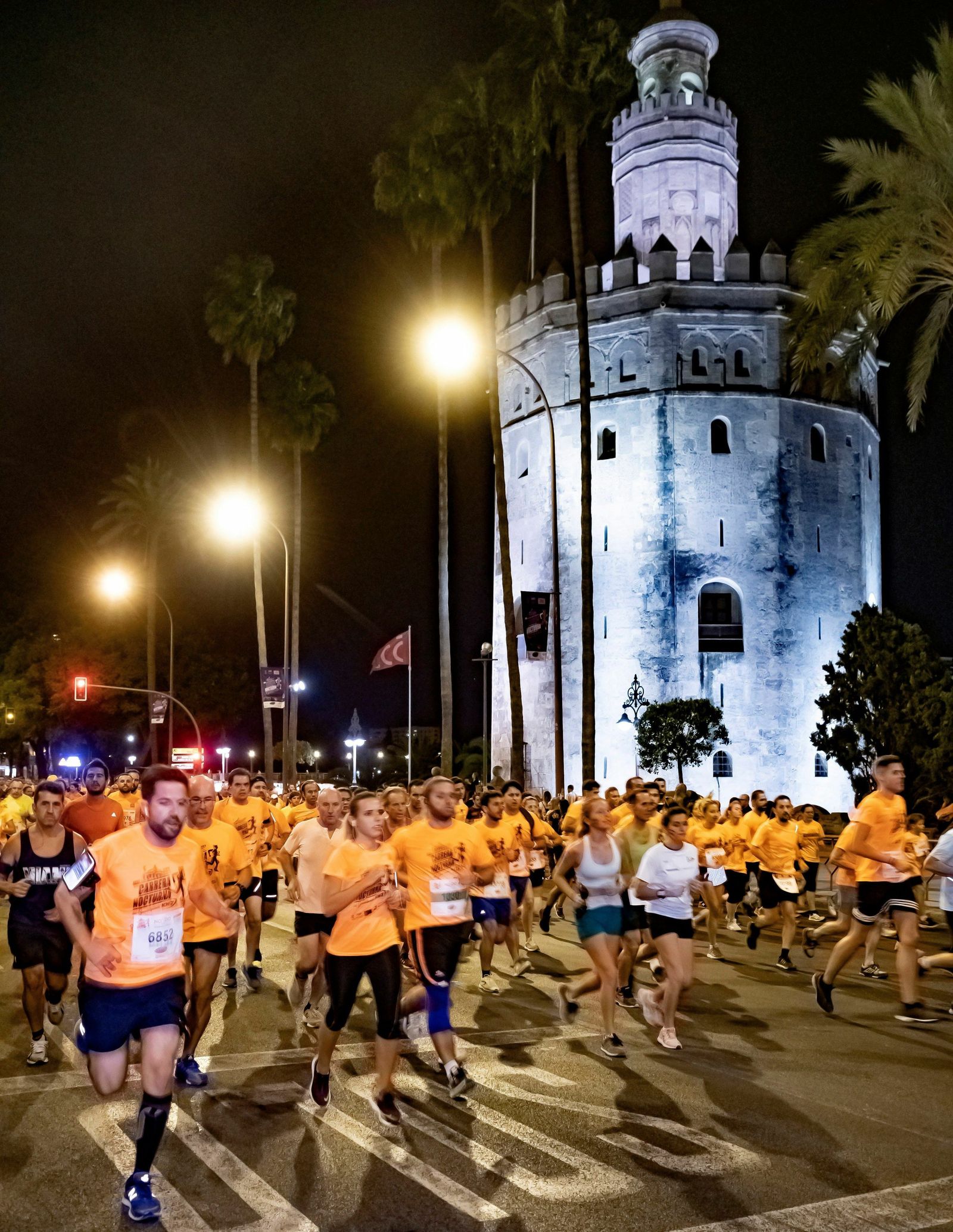 La carrera nocturna de Sevilla 2019 a su paso por la Torre del Oro.