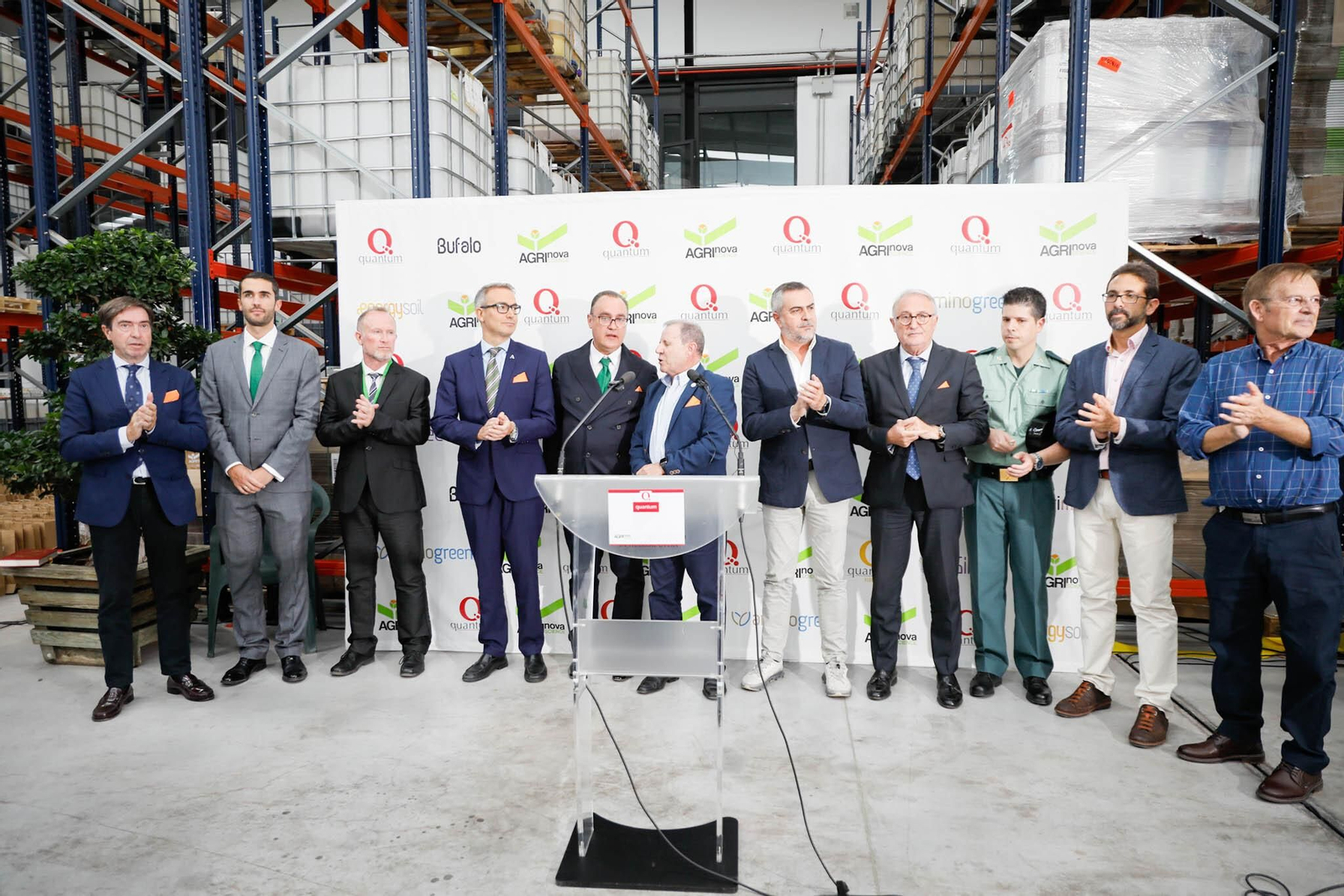 Foto de familia en la inauguración de la planta.