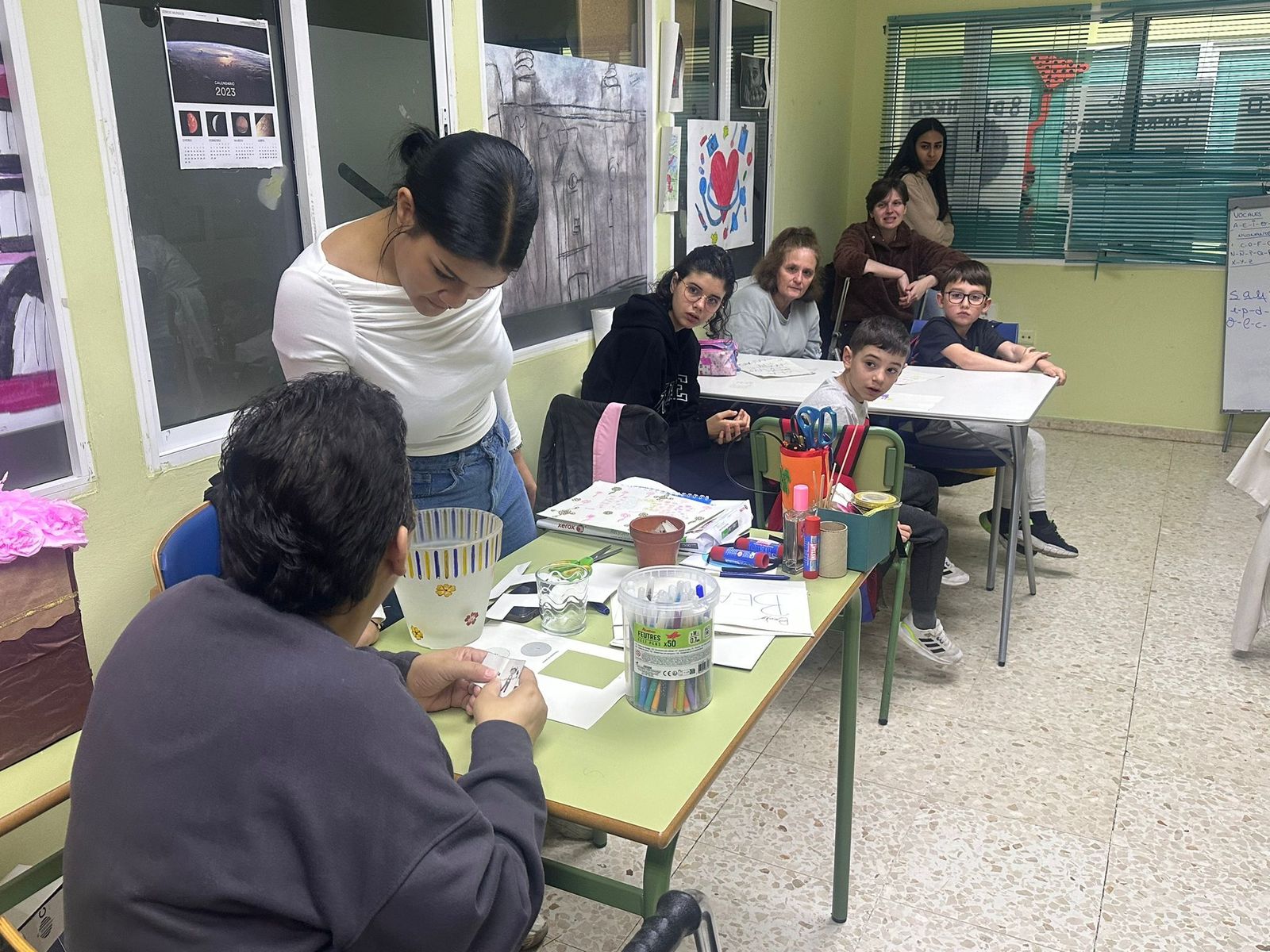 La estudiante de Trabajo Social Camila, atendiendo a una socia.
