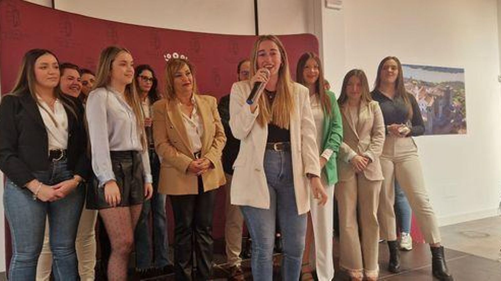 Reina Juvenil y Damas de Honor