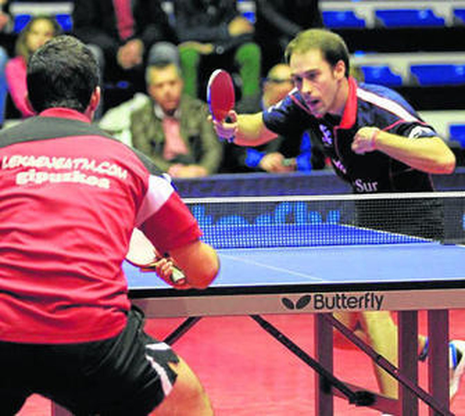 Alejandro Calvo golpea la bola en el duelo de ayer ante el Irún.