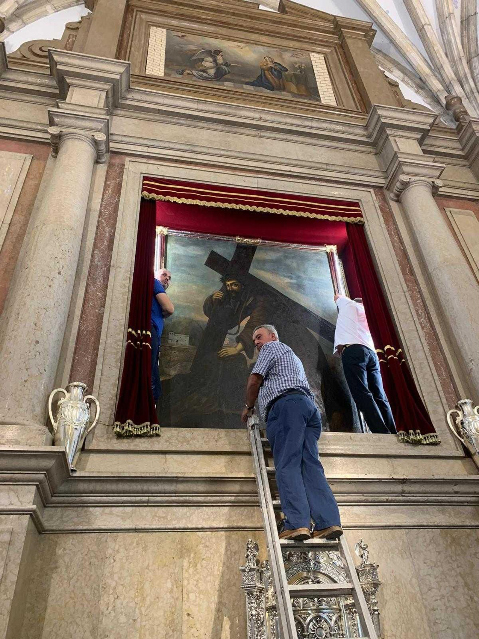 El Cristo del Paño de Moclín vuelve a bajar de su altar a hombros