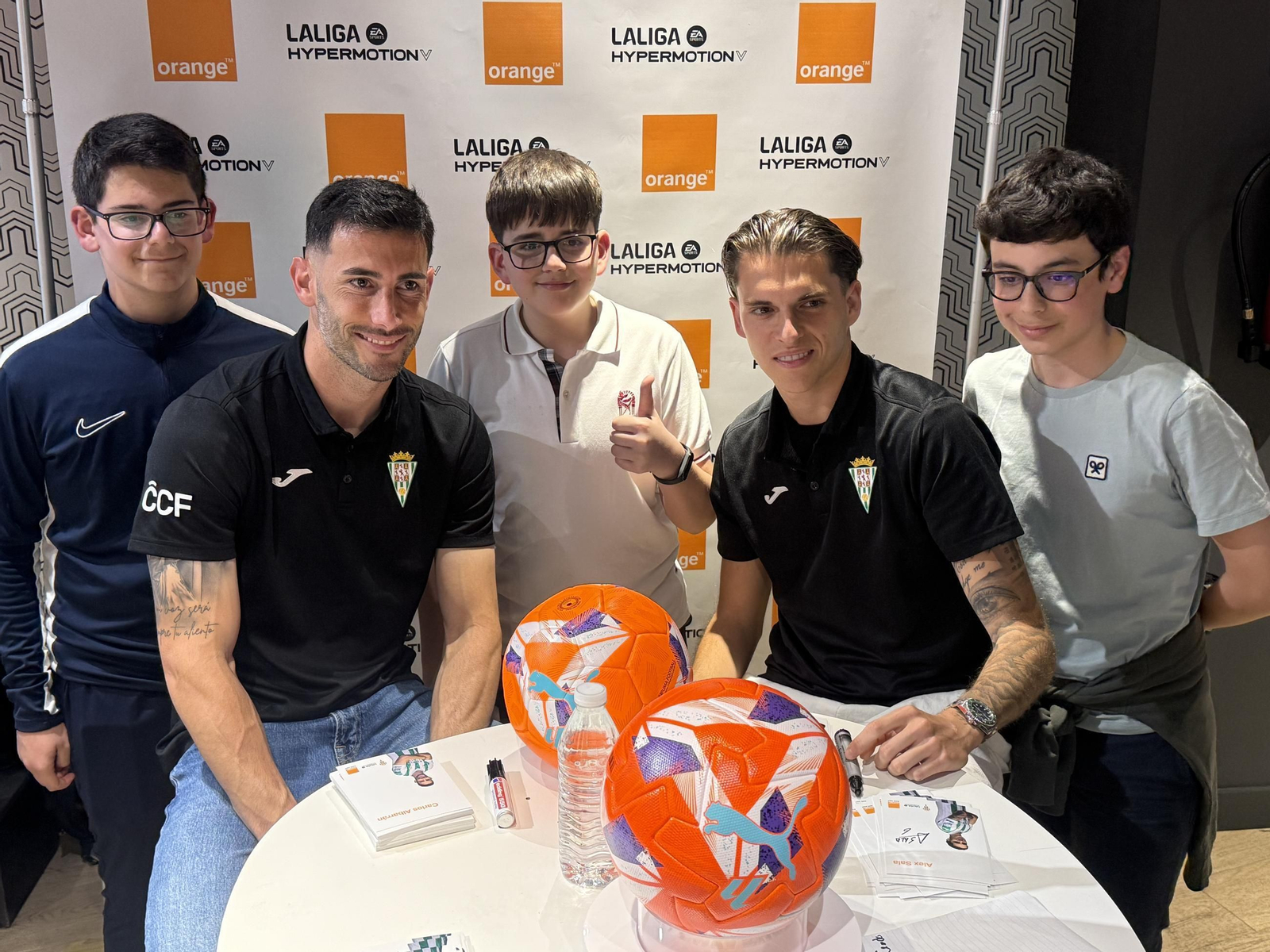 La afición del Córdoba CF enloquece con Álex Sala y Albarrán en el centro de la ciudad