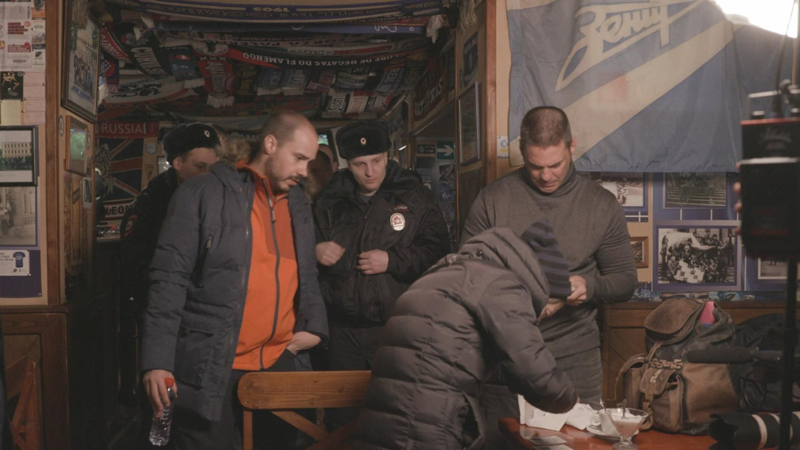 Antonio Pampliega (i.) en una inspección de las fuerzas de seguridad rusas.