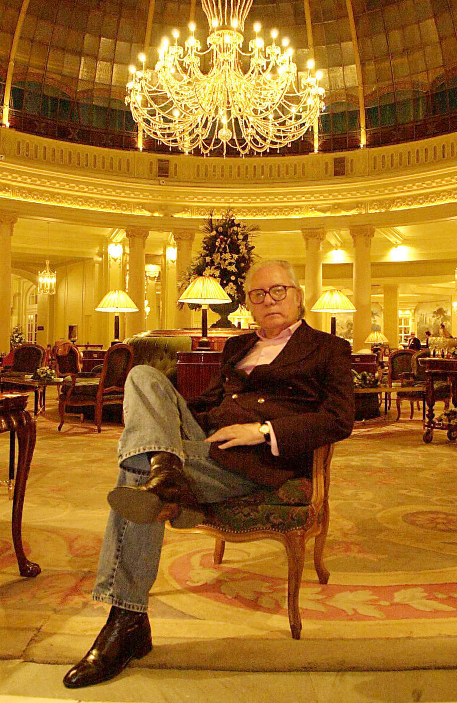 Francisco Umbral, en 2001, en la cúpula del Hotel Palace de Madrid.