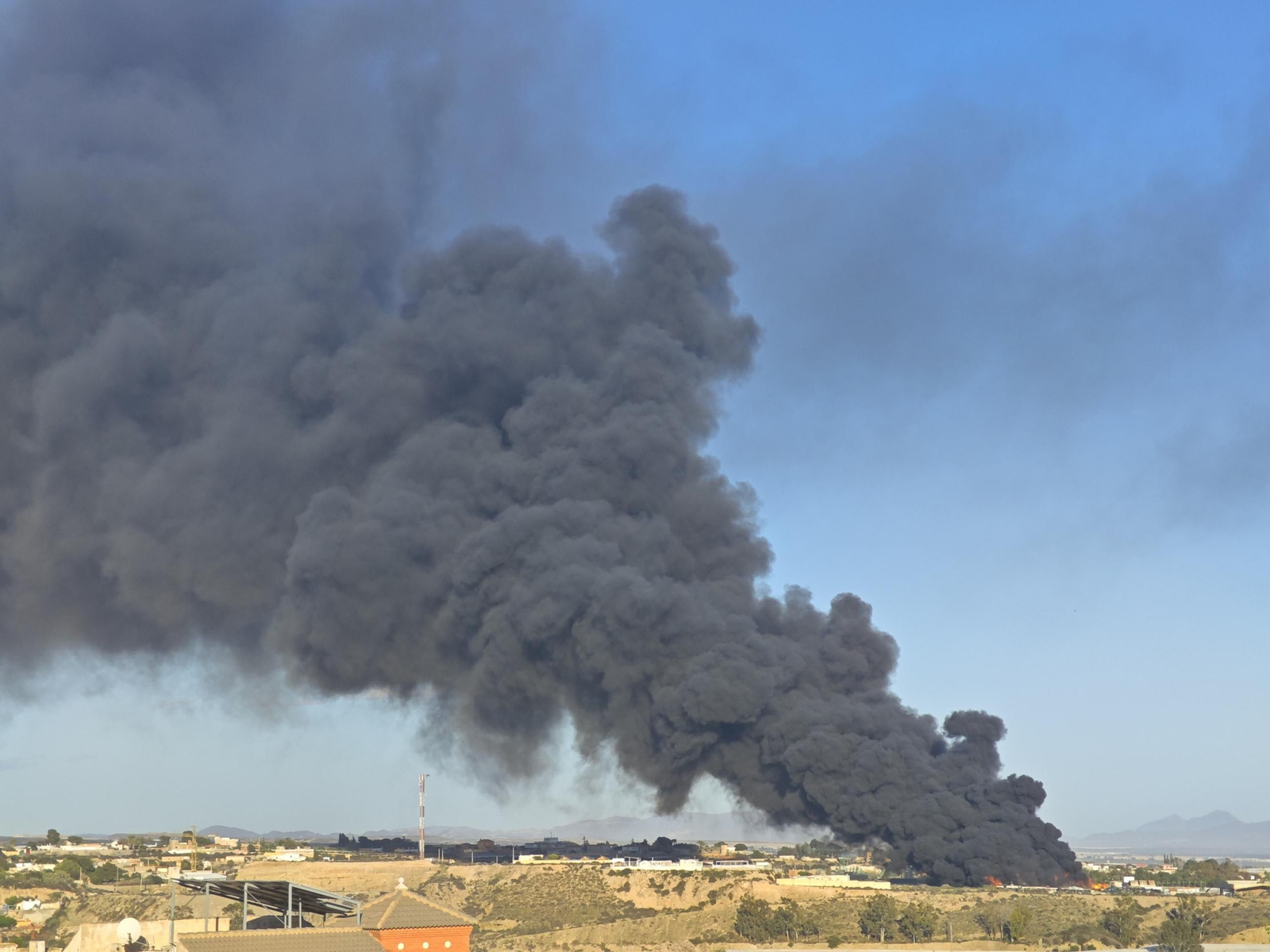 Las imágenes del incendio de la planta de reciclaje en Almería
