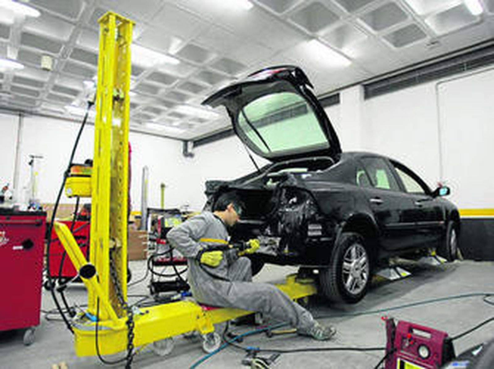 Interior de un taller de reparación de automóviles.