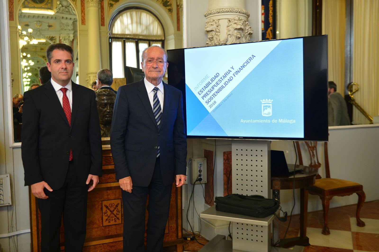 El concejal de Economía y el alcalde de Málaga, ayer, en conferencia de prensa.