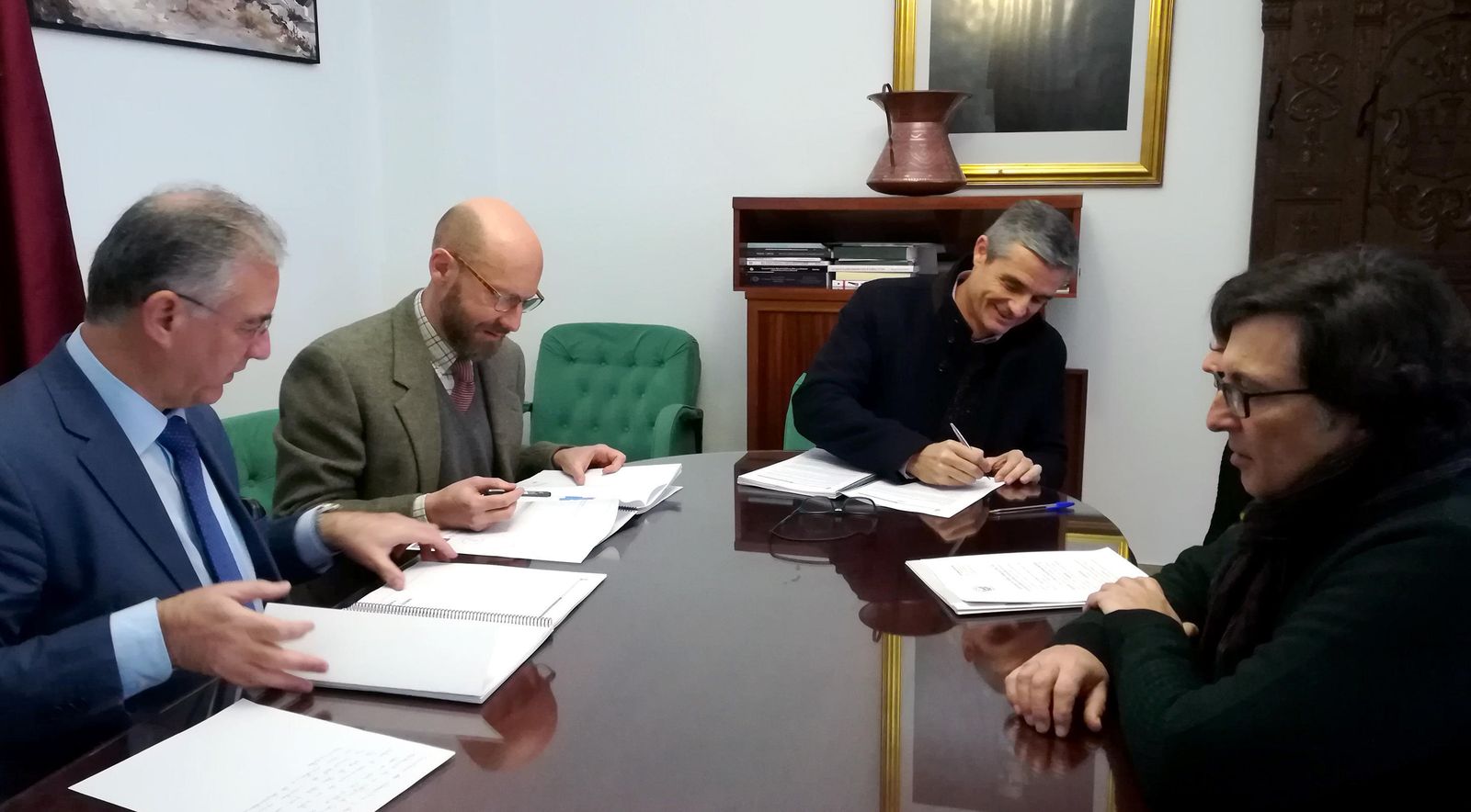 El alcalde y el propietario del castillo, durante la firma del acuerdo.