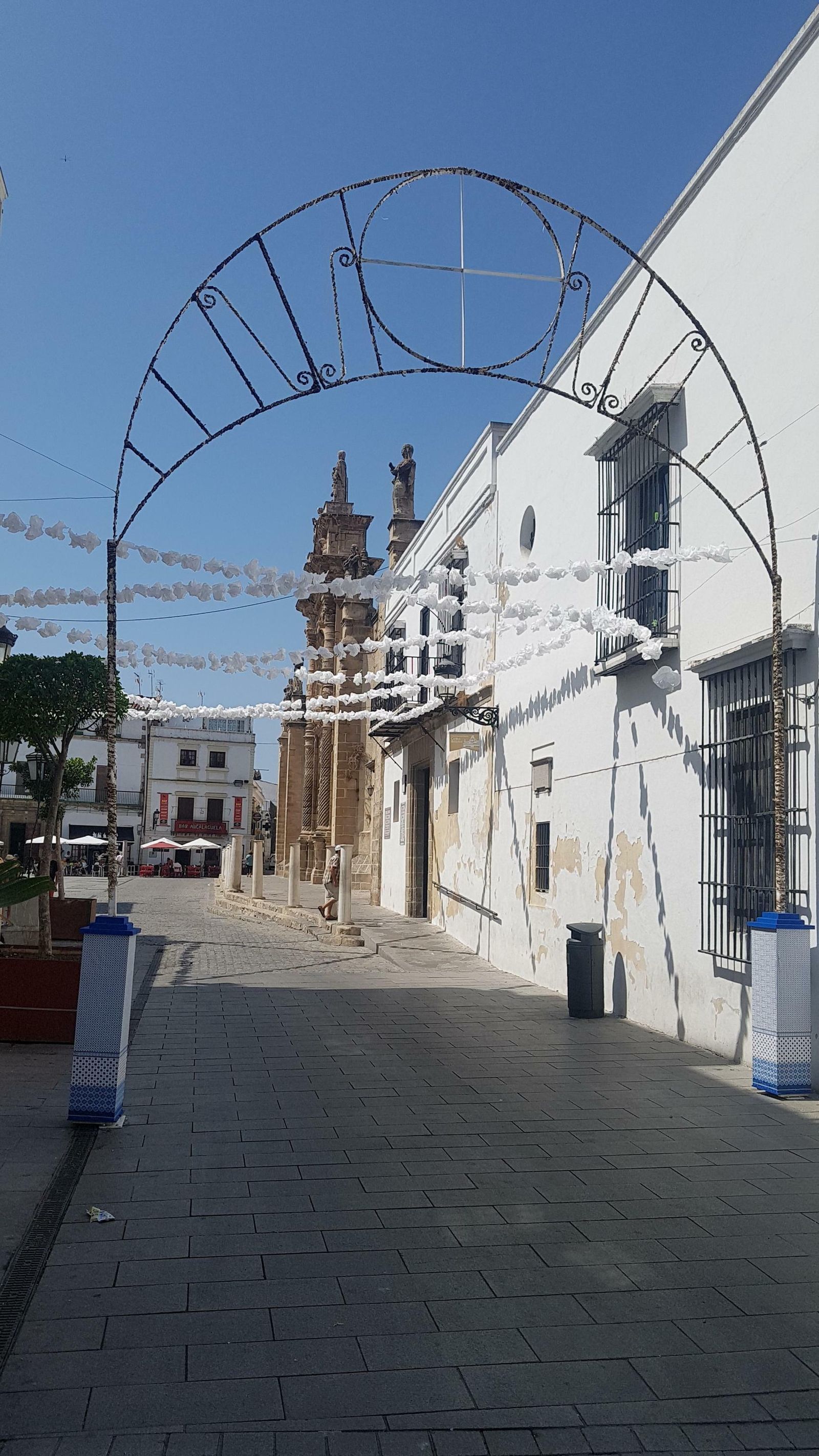 Estado en el que ha amanecido el arco decorativo de la Plaza de la Iglesia tras un incendio esta madrugada.
