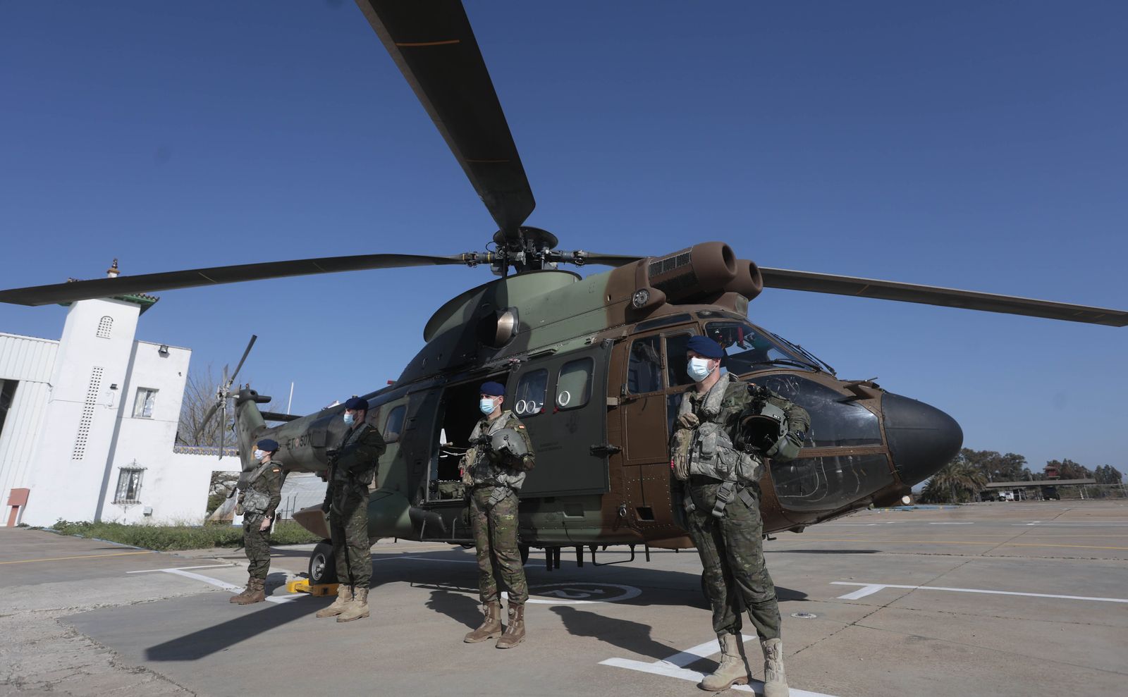 La visita de Margarita Robles a la Base del Copero en imágenes