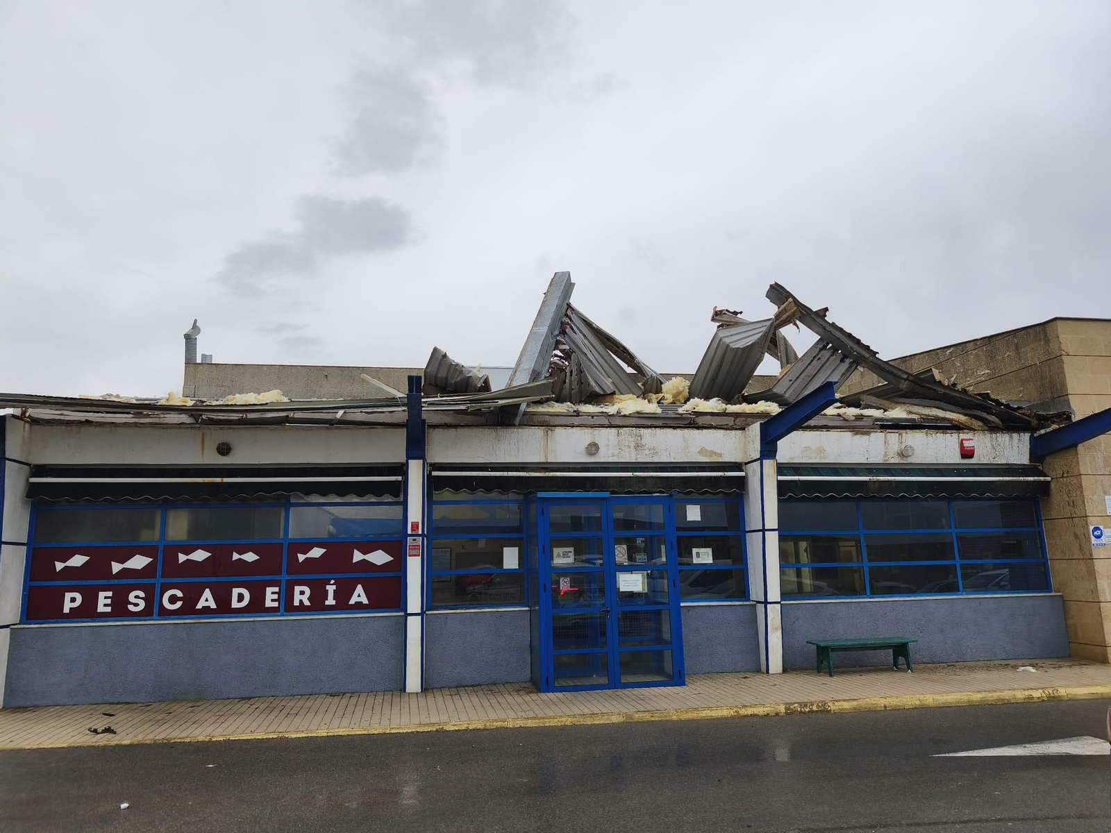 Los daños producidos por la manga marina en la Cofradía de Pescadores de Rota.