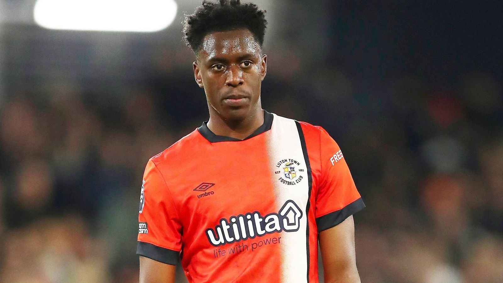 Sambi Lokonga durante un partido con el Luton Town