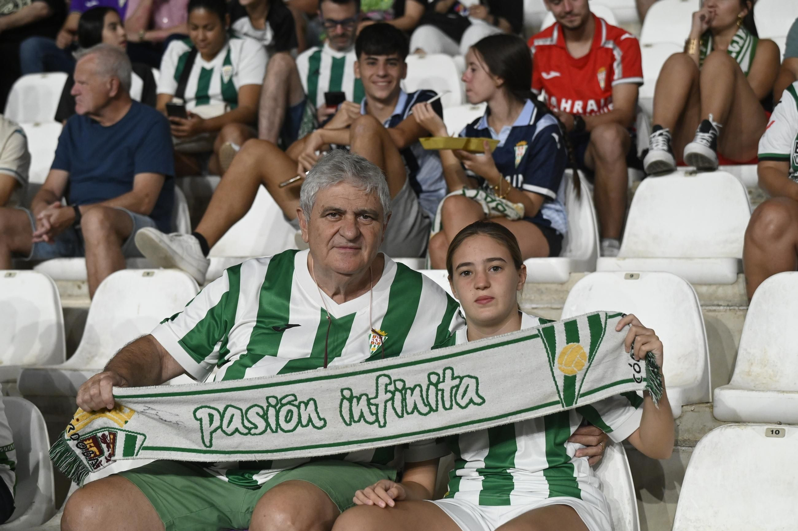 Las mejores fotos del ambiente en El Arcángel para el Córdoba CF - Racing de Santander