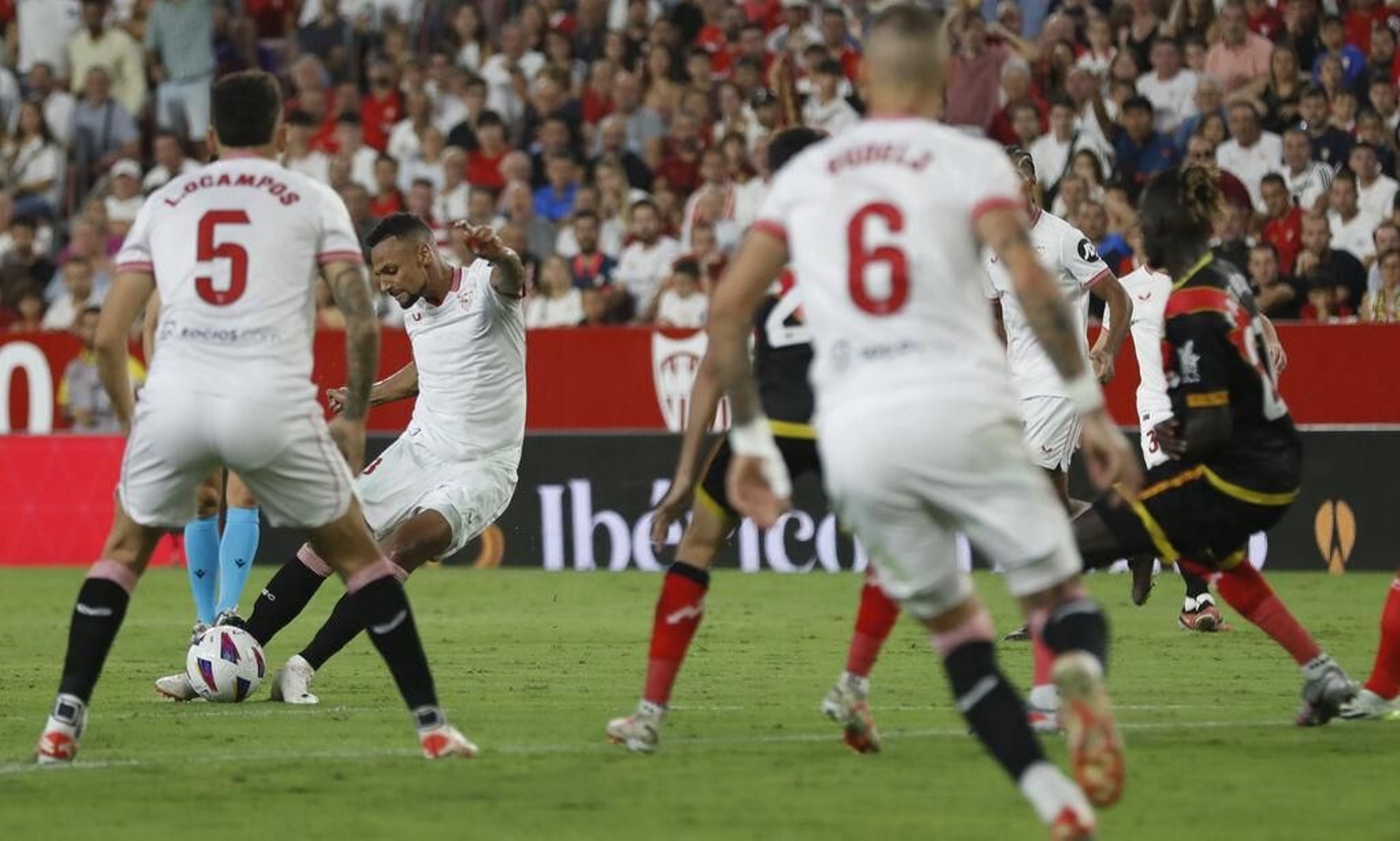 Sow golpea el balón para hacer el 1-2.