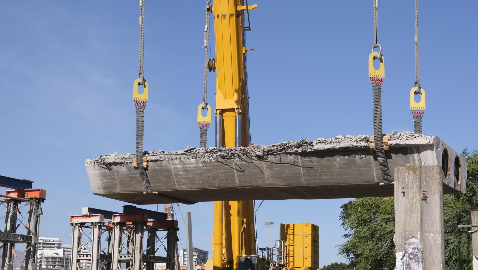 El Puente de la Avenida del Mediterráneo ya es historia, en imágenes