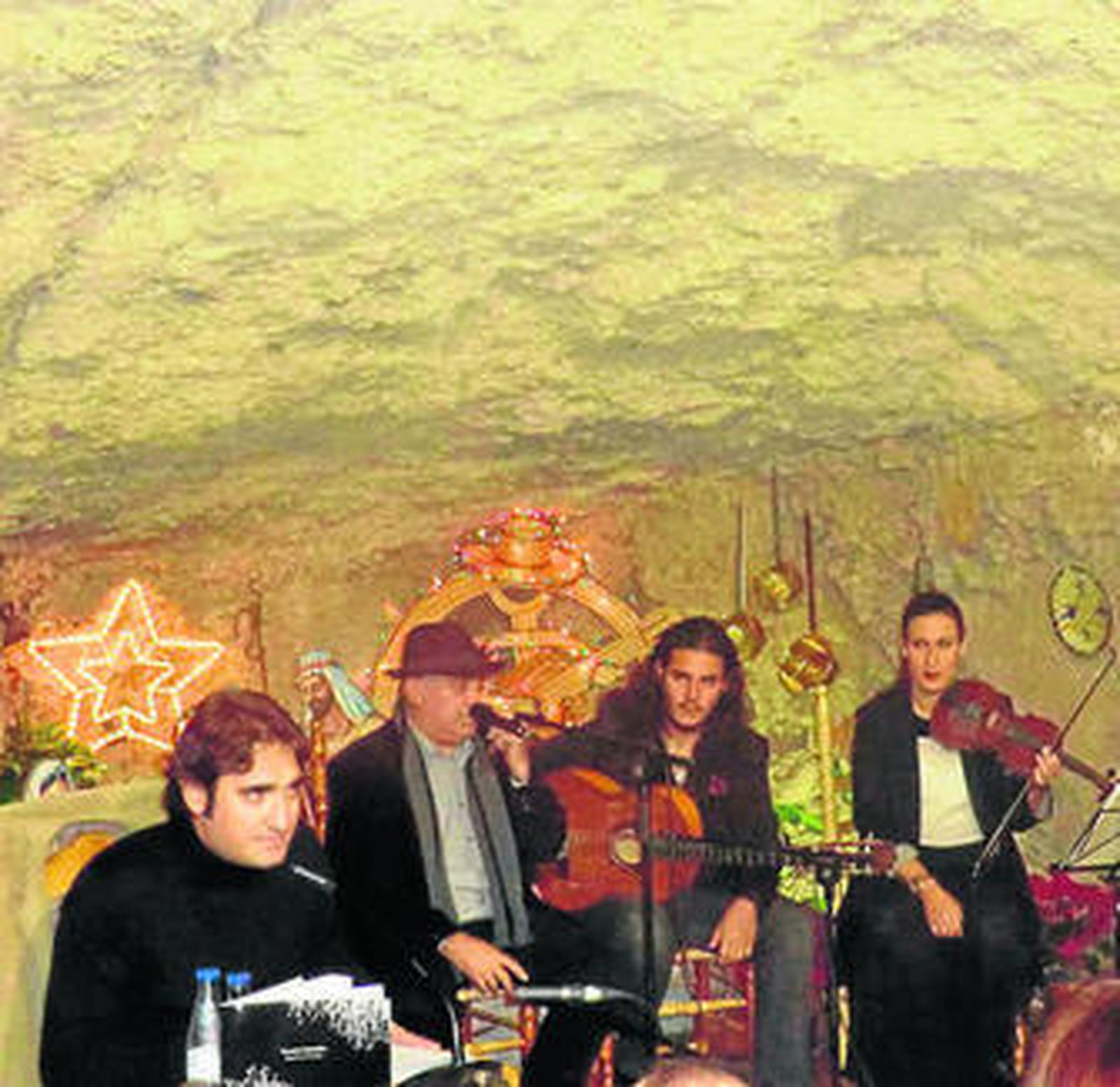 Aníbal García, en primer término. Al fondo, el NIño de las Cuevas.