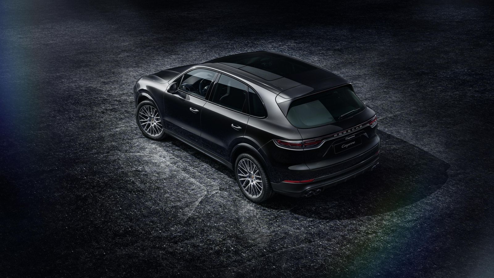 El techo solar o los cristales tintados, como las llantas de 21", forman parte de la dotación de serie de estos Platinum Edition.